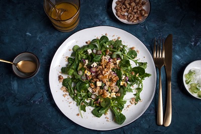 Rucola- Salat mit Walnüssen und Honig-Senf-Dressing